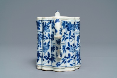 Een Chinese blauw-witte bamboevormige theepot met deksel, Kangxi