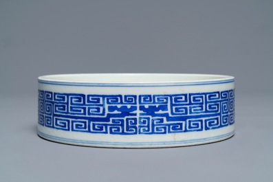 Een Chinese blauw-witte penselenwasser met archa&iuml;sch decor, Guangxu merk, 19/20e eeuw