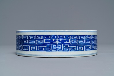 Een Chinese blauw-witte penselenwasser met archa&iuml;sch decor, Guangxu merk, 19/20e eeuw