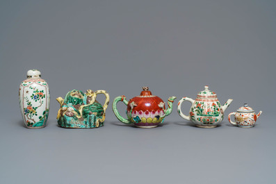 Quatre th&eacute;i&egrave;res et une bo&icirc;te &agrave; th&eacute; en porcelaine de Chine famille rose et verte, Kangxi et apr&egrave;s