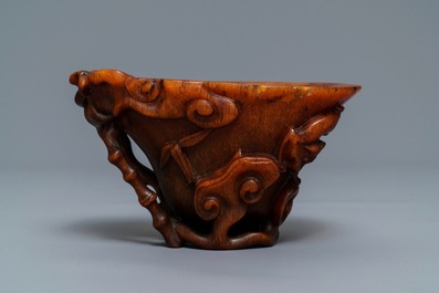 Een Chinese 'libation cup' in neushoornhoorn, Ming/Qing