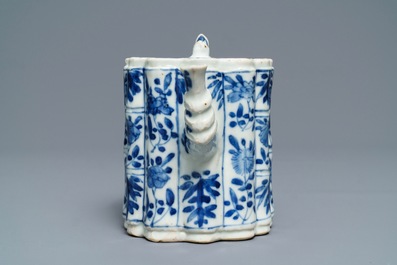 Een Chinese blauw-witte bamboevormige theepot met deksel, Kangxi