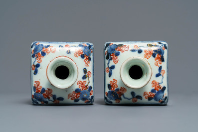 Une paire de bo&icirc;tes &agrave; th&eacute; en porcelaine de Chine de style Imari, Kangxi
