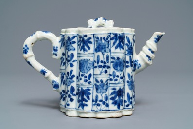 Een Chinese blauw-witte bamboevormige theepot met deksel, Kangxi