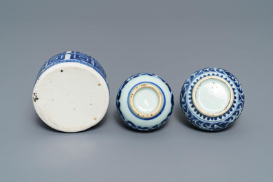 Trois vasques et laves-pinceaux en porcelaine de Chine 'Bleu de Hue' pour le Vietnam, 19&egrave;me