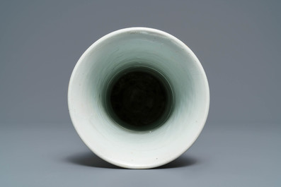 Un vase de type 'gu' en porcelaine de Chine famille verte, Kangxi