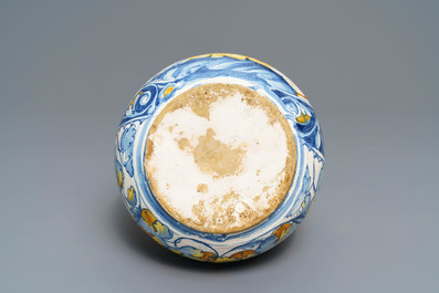 Een Italiaanse majolica apothekersfles met fraai mansportret, Deruta of Castelli, 17e eeuw