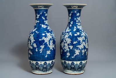 Une paire de grands vases en porcelaine de Chine bleu et blanc &agrave; d&eacute;cor de prunus, 19&egrave;me