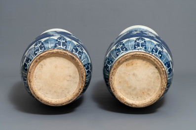 Une paire de grands vases en porcelaine de Chine bleu et blanc &agrave; d&eacute;cor de prunus, 19&egrave;me