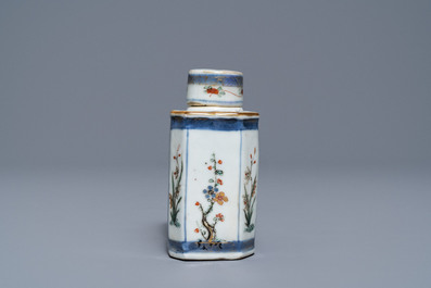 A Chinese famille verte tea caddy and three plates, Kangxi