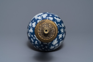 Een Chinese vaas met slibversiering op blauwe fondkleur in verguld bronzen montuur, 19e eeuw