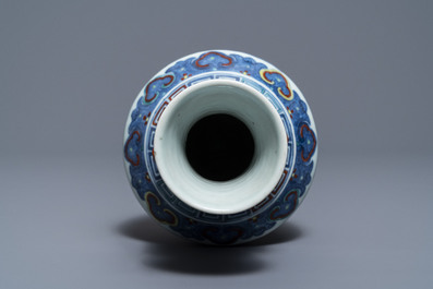 Un vase 'hu' en porcelaine de Chine doucai, marque de Qianlong, 19/20&egrave;me