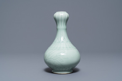 Trois vases en porcelaine de Chine c&eacute;ladon monochrome, marques de Yongzheng et Qianlong, 19/20&egrave;me