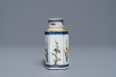 A Chinese famille verte tea caddy and three plates, Kangxi