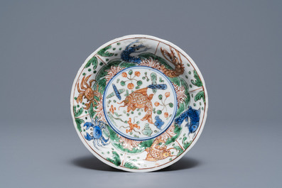 A Chinese famille verte tea caddy and three plates, Kangxi