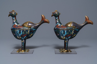 Twee paar Chinese cloisonn&eacute; wierookbranders met fabelvogels en gevleugelde paarden, 19e eeuw