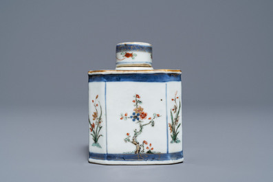 Trois assiettes et une bo&icirc;te &agrave; th&eacute; en porcelaine de Chine famille verte, Kangxi