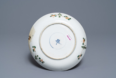 A Chinese famille verte tea caddy and three plates, Kangxi