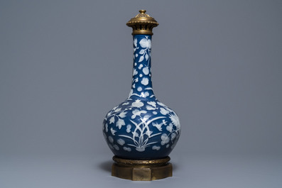 Un vase en porcelaine de Chine blanc sur bleu &agrave; monture en bronze dor&eacute;, 19&egrave;me