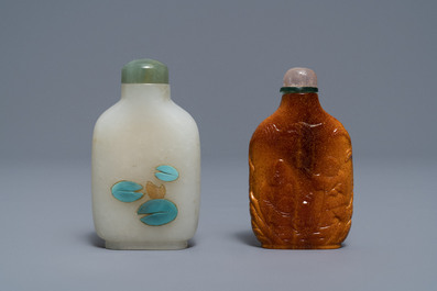 Two Chinese hardstone-embellished white jade and carved amber snuff bottles,18/19th C.