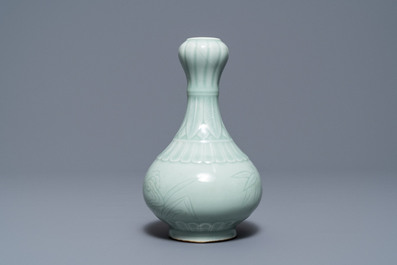 Drie Chinese monochrome celadon vazen, Yongzheng en Qianlong merken, 19/20e eeuw