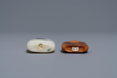 Two Chinese hardstone-embellished white jade and carved amber snuff bottles,18/19th C.