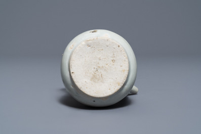 Une verseuse couverte en porcelaine de Chine de type qingbai, Yuan