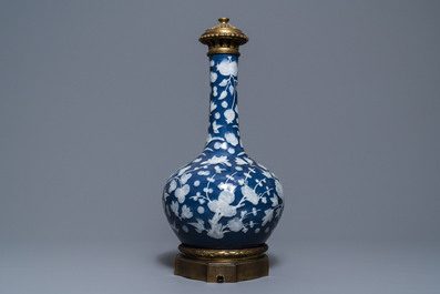 Un vase en porcelaine de Chine blanc sur bleu &agrave; monture en bronze dor&eacute;, 19&egrave;me