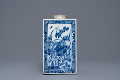 Une grande bo&icirc;te &agrave; th&eacute; en porcelaine de Chine bleu et blanc &agrave; d&eacute;cor floral, Kangxi