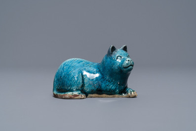 Un crapaud et un chat en porcelaine de Chine turquoise monochrome et une tabati&egrave;re en bleu et blanc, Kangxi et 19&egrave;me