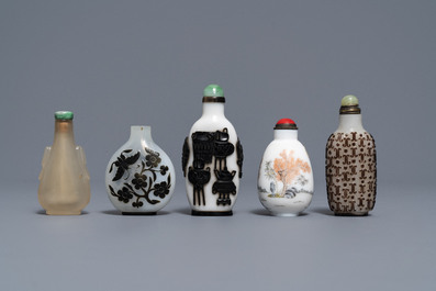 Twelve various Chinese snuff bottles, 20th C.