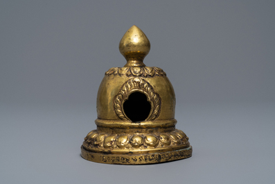 Cinq objets votives bouddhistes en bronze, Tibet et N&eacute;pal, 18/19&egrave;me