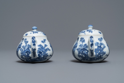 Une paire de th&eacute;i&egrave;res en porcelaine de Chine bleu et blanc, marque 'Qing Yu Tang Zhi', Kangxi