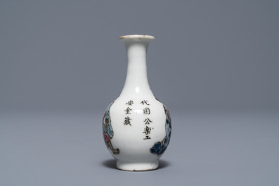 Un lave-pinceaux et un vase miniature 'Wu Shuang Pu' en porcelaine de Chine famille rose, 19&egrave;me