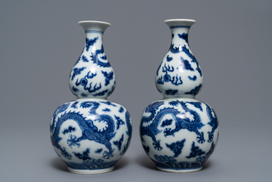 Une paire de vases de forme double gourde en porcelaine de Chine bleu et blanc, marque de Qianlong, 19&egrave;me