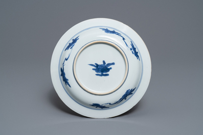 Une assiette en porcelaine de Chine bleu et blanc de type 'Master of the rocks', Kangxi