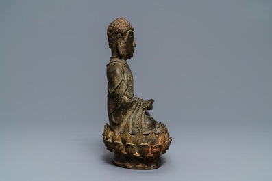 Une figure de Bouddha sur tr&ocirc;ne de lotus en bronze, Chine, Ming