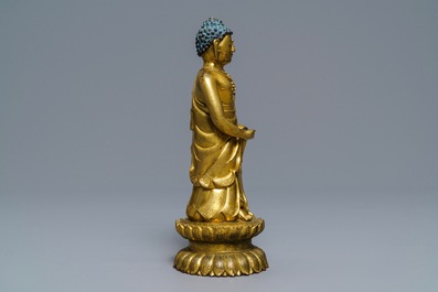 Une figure de Bouddha debout en bronze dor&eacute;, Chine, Qianlong