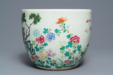 Une jardini&egrave;re en porcelaine de Chine famille rose &agrave; d&eacute;cor d'oiseaux parmi fleurs, 19&egrave;me
