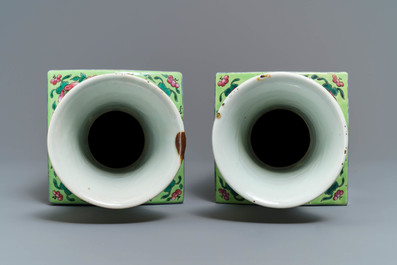 Une paire de vases de forme carr&eacute; en porcelaine de Chine famille rose, 19/20&egrave;me