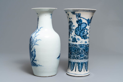 Deux vases en porcelaine de Chine bleu et blanc, 19&egrave;me