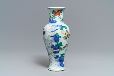 Un vase en porcelaine de Chine wucai &agrave; d&eacute;cor d'immortels, &eacute;poque Transition