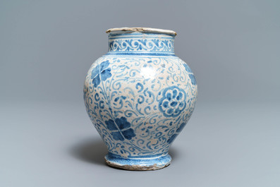 Een blauw-witte Antwerpse of Noord-Nederlandse majolica apothekerspot, 2e helft 16e eeuw