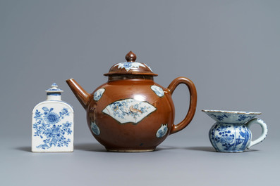 Une grande th&eacute;i&egrave;re &agrave; fond capucin, un crachoir et divers porcelaines de Chine en bleu et blanc, Kangxi/Qianlong
