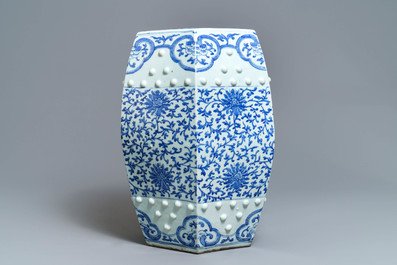 Een hexagonale Chinese blauw-witte tuinzit met lotusslingers, Qianlong/Jiaqing