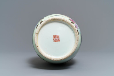 Un vase en porcelaine de Chine famille rose, marque de Qianlong, R&eacute;publique, 20&egrave;me