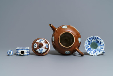 Une grande th&eacute;i&egrave;re &agrave; fond capucin, un crachoir et divers porcelaines de Chine en bleu et blanc, Kangxi/Qianlong
