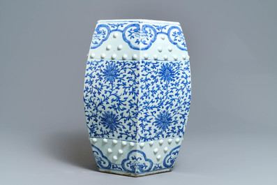 Een hexagonale Chinese blauw-witte tuinzit met lotusslingers, Qianlong/Jiaqing