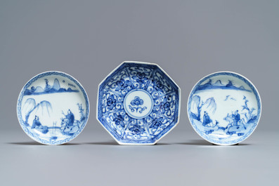 Une grande th&eacute;i&egrave;re &agrave; fond capucin, un crachoir et divers porcelaines de Chine en bleu et blanc, Kangxi/Qianlong