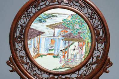 Een Chinees houten scherm met famille rose plaquette, 19/20e eeuw